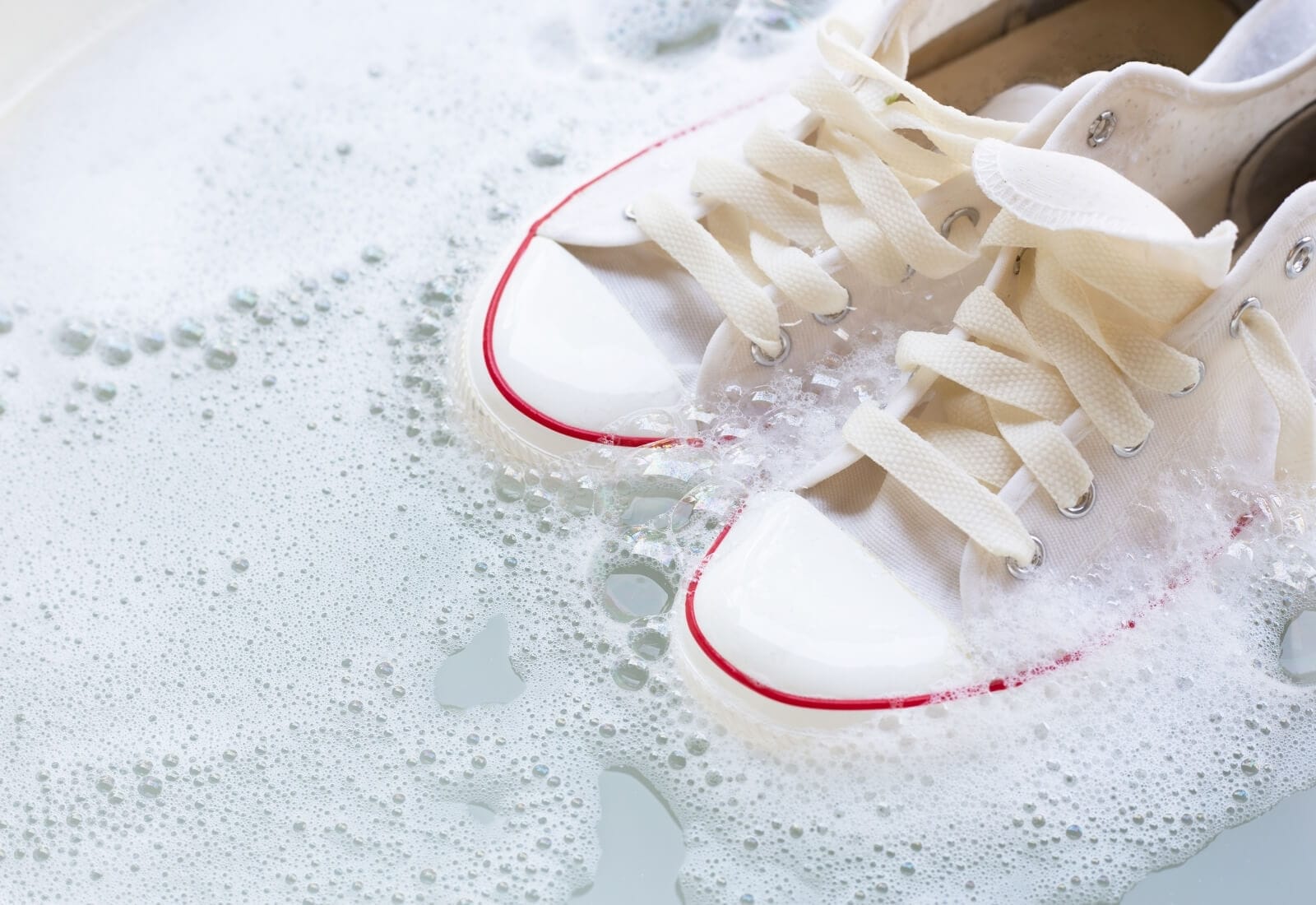 Aynı Ayakkabıyı Üst Üste Giymeyin: Sağlıklı Bir Ayak Bakımı Önerisi 3 Aynı ayakkabının sürekli giyilmesi sonrası temizliği ve bakımı yapılıyor