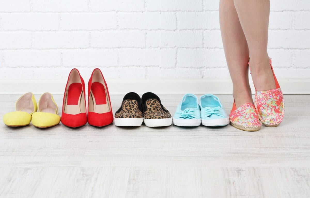 Aynı Ayakkabıyı Üst Üste Giymeyin: Sağlıklı Bir Ayak Bakımı Önerisi 1 Aynı ayakkabı giyiminin zararından dolayı renk renk ve farklı 5 çeşit ayakkabı deneyen bir kadın
