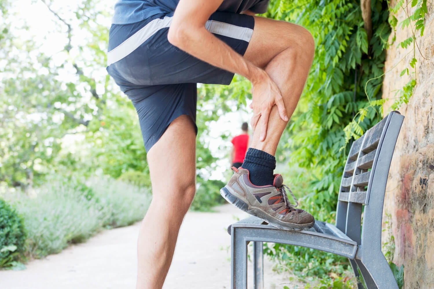 Aşil egzersizleri için ısınan bir sporcu