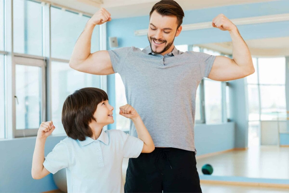 Ameliyat ve İyileşme Sürecinizi Kolaylaştıracak Yardımcı Öneriler 1 Ameliyat sonrası ağrı konusunda bilgilendiren bir adam ve çocuk