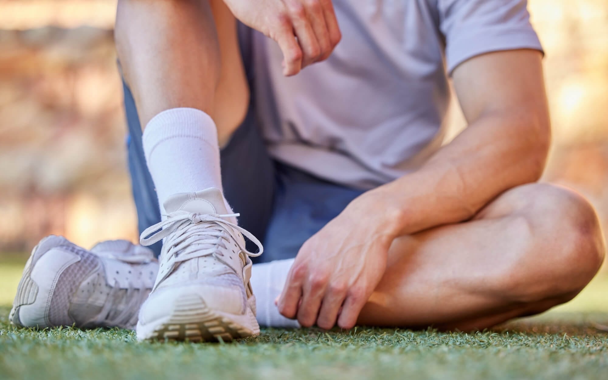 Diyabetli Sporcuları Bekleyen Riskler Nelerdir? 3 Diyabet rahatsızlığı yaşayan bir sporcu çimlerde oturuyor