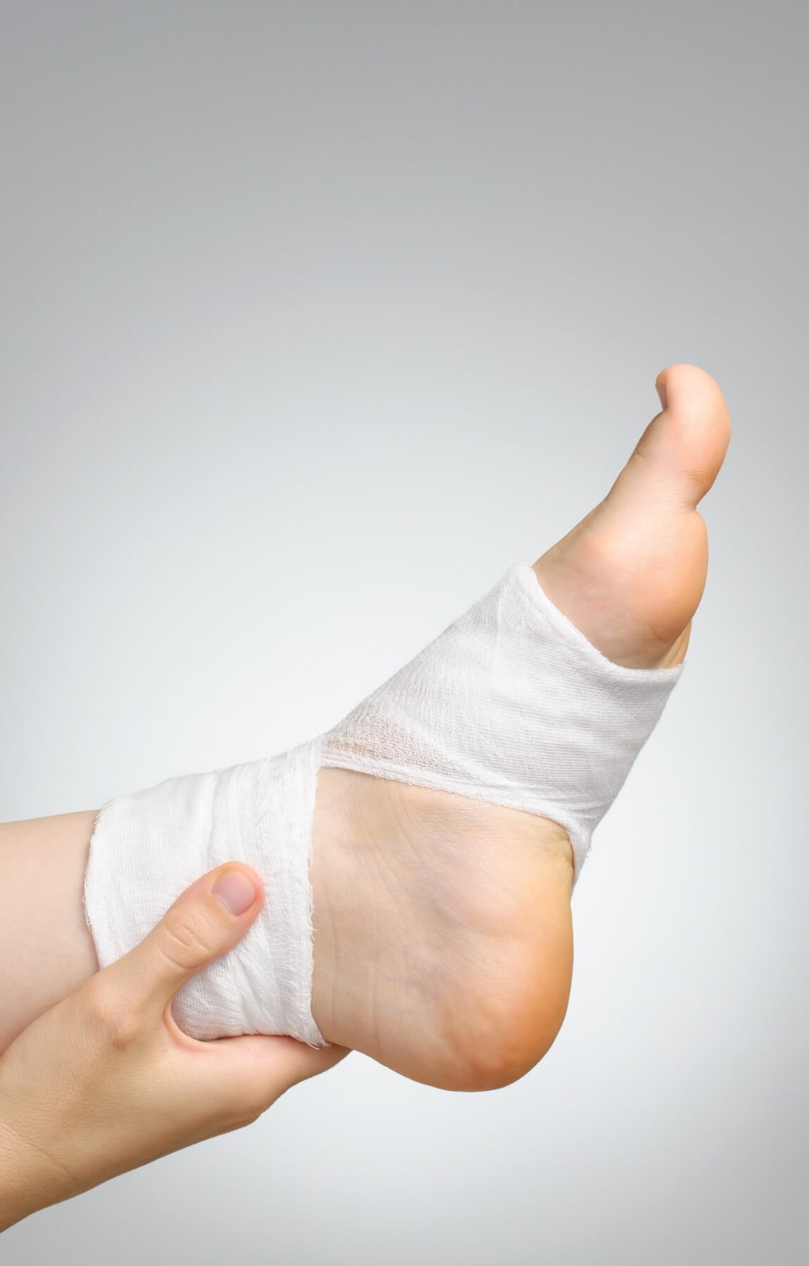 Çocuklarda spor yaralanmaları sonrası sargıya alınmış bir ayak