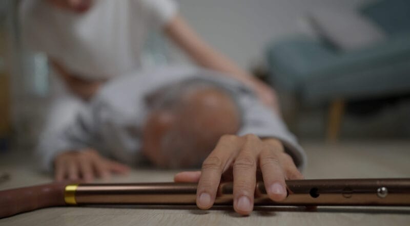 Düşme riski yüksek olan ve yere düşmüş bir yaşlı adam