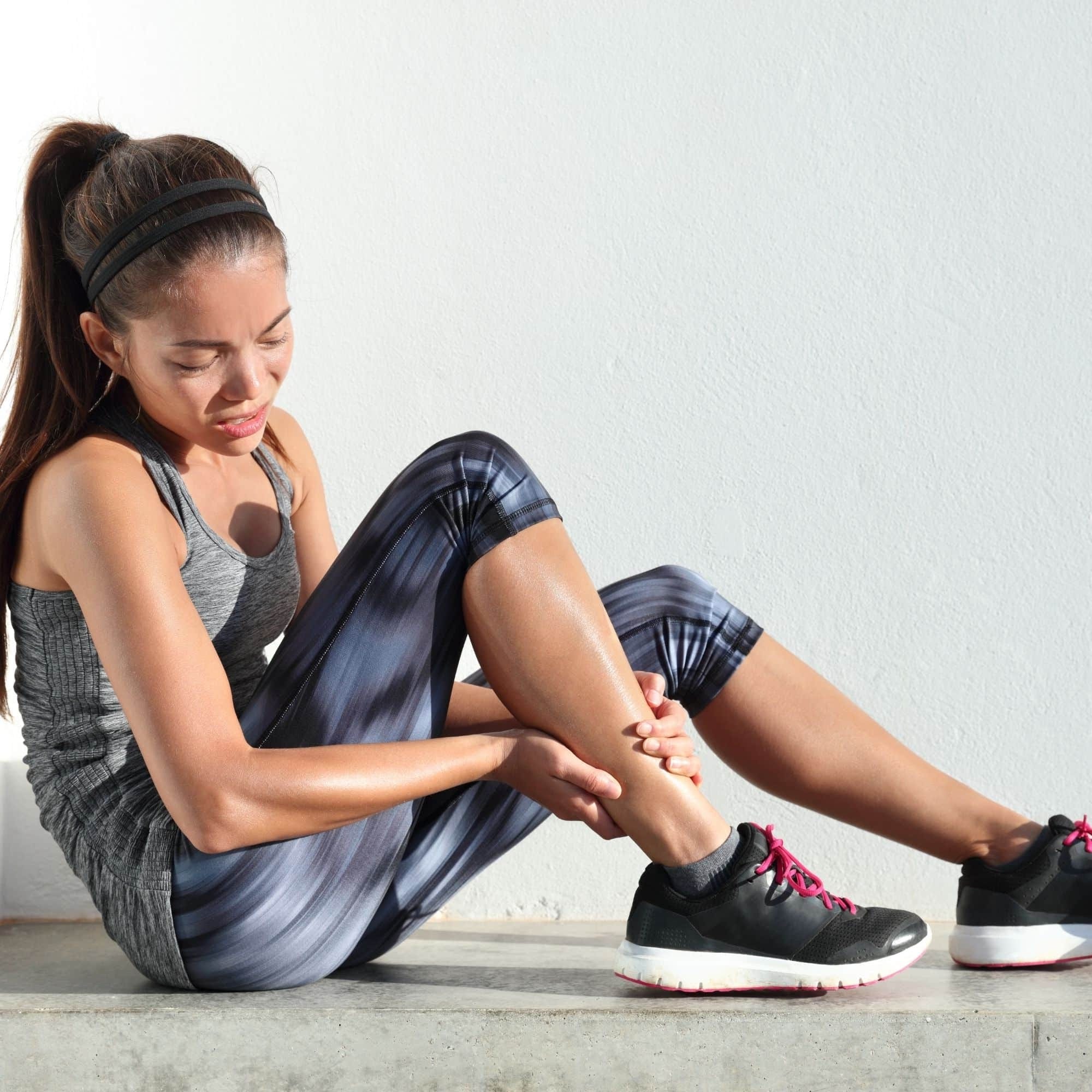 çocuklarda spor yaralanmaları sebebiyle sakatlanmış ve yerde oturan bir çocuk