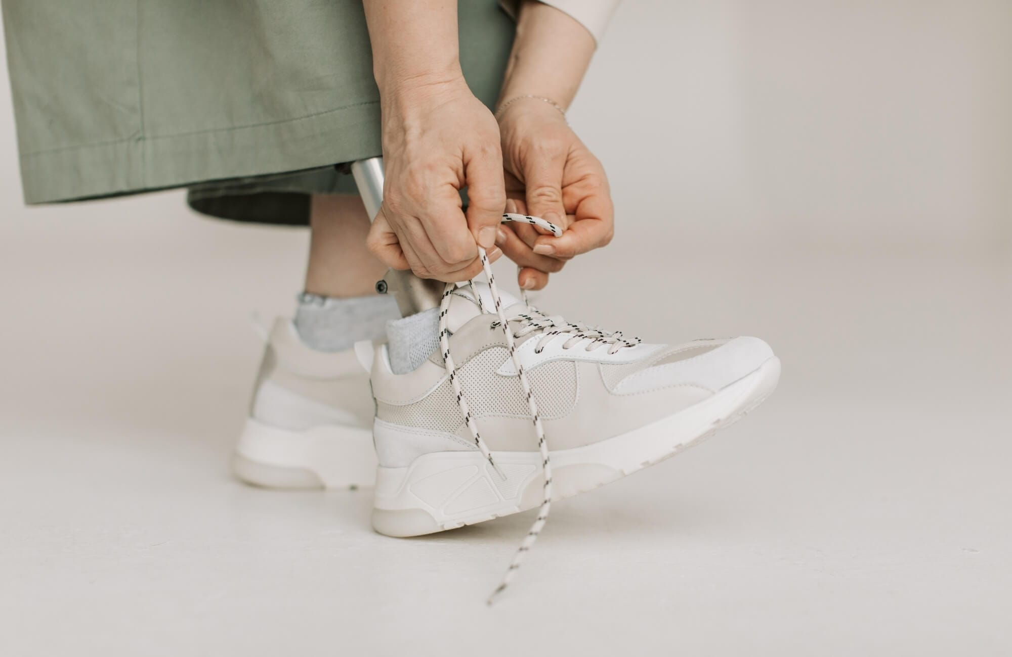 Ayak bakımı için doğru ayakkabı seçimi yapan bir kişi