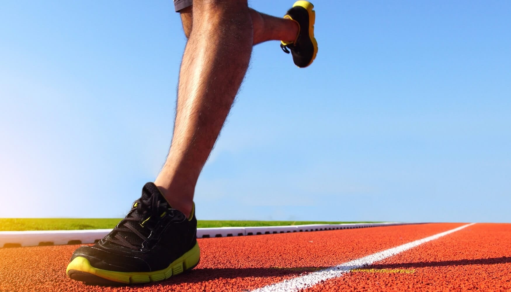 Pist üzerinde Haftada rutin koşu yapan bir kişi