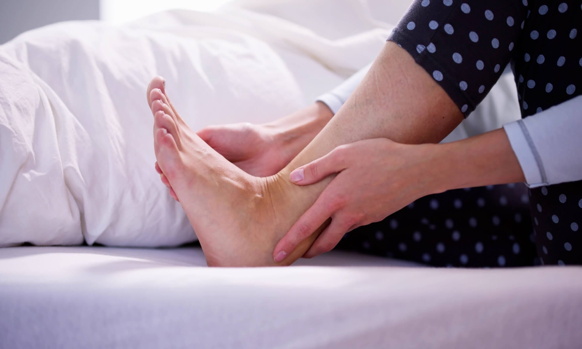 Topuk Ağrısı Yaşayan bir kadın