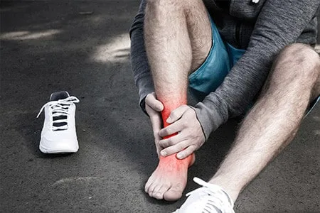 Dış ayak bileğindeki peroneal tendon ağrısını ve hassasiyeti belirten kırmızı vurgulu ayak bileği görseli