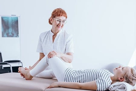 Eritrazman tedavisi için hasta ile görüşen bir doktor