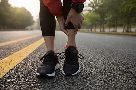 Aşırı spora bağlı stres kırığı ve bacak ağrısını temsil eden koşucu görseli