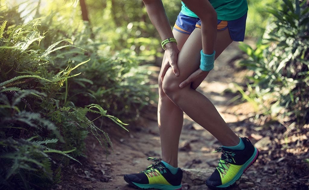 Ormanda koşu yaparken ayağın aşırı kullanımı sonrası sakatlık yaşamış bir kişi