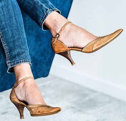 Topuklu ayakkabı giymiş bir kadın