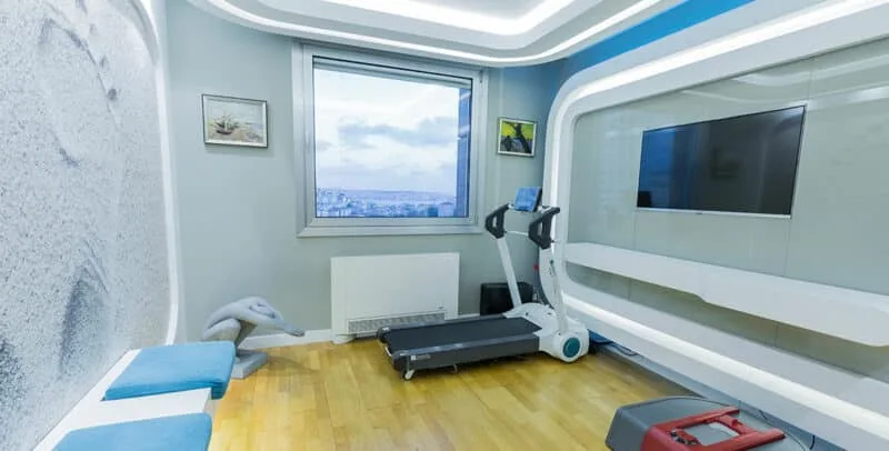 Kişiye özel tabanlık ve basış analizi yapılan, yürüyüş bandı ile analiz ekipmanlarının bulunduğu modern klinik odası fotoğrafı