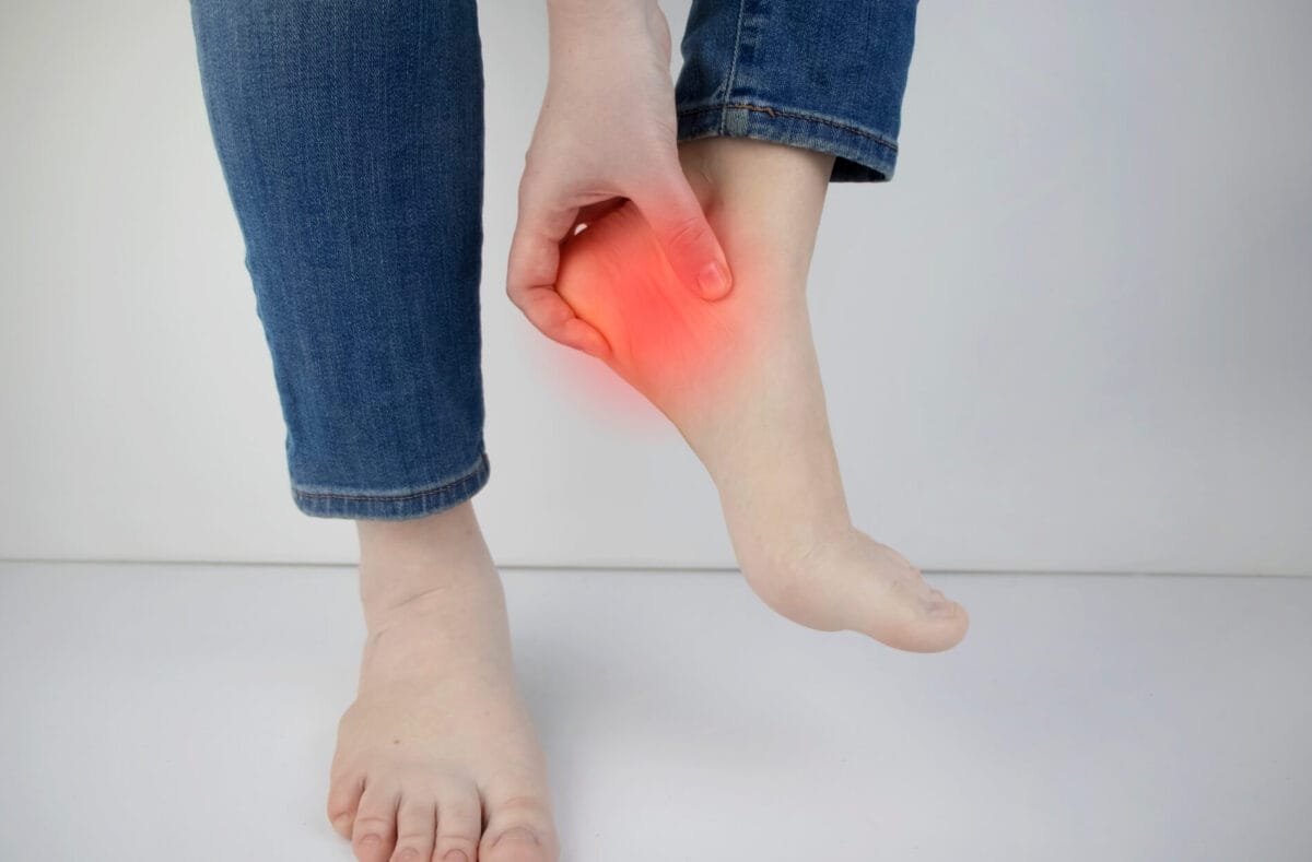 Topuk dikeni ağrı bölgesini gösteren bir görsel