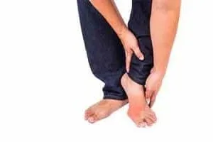 Bunionette Nedir? 2 ayağında Bunionette problemi yaşayan bir kişi