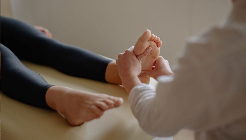 Topuk Catlagi Neden Olur Yaz ve Kis Mevsimine Gore Topuk Bakimi Rehberi blog gorseli 03