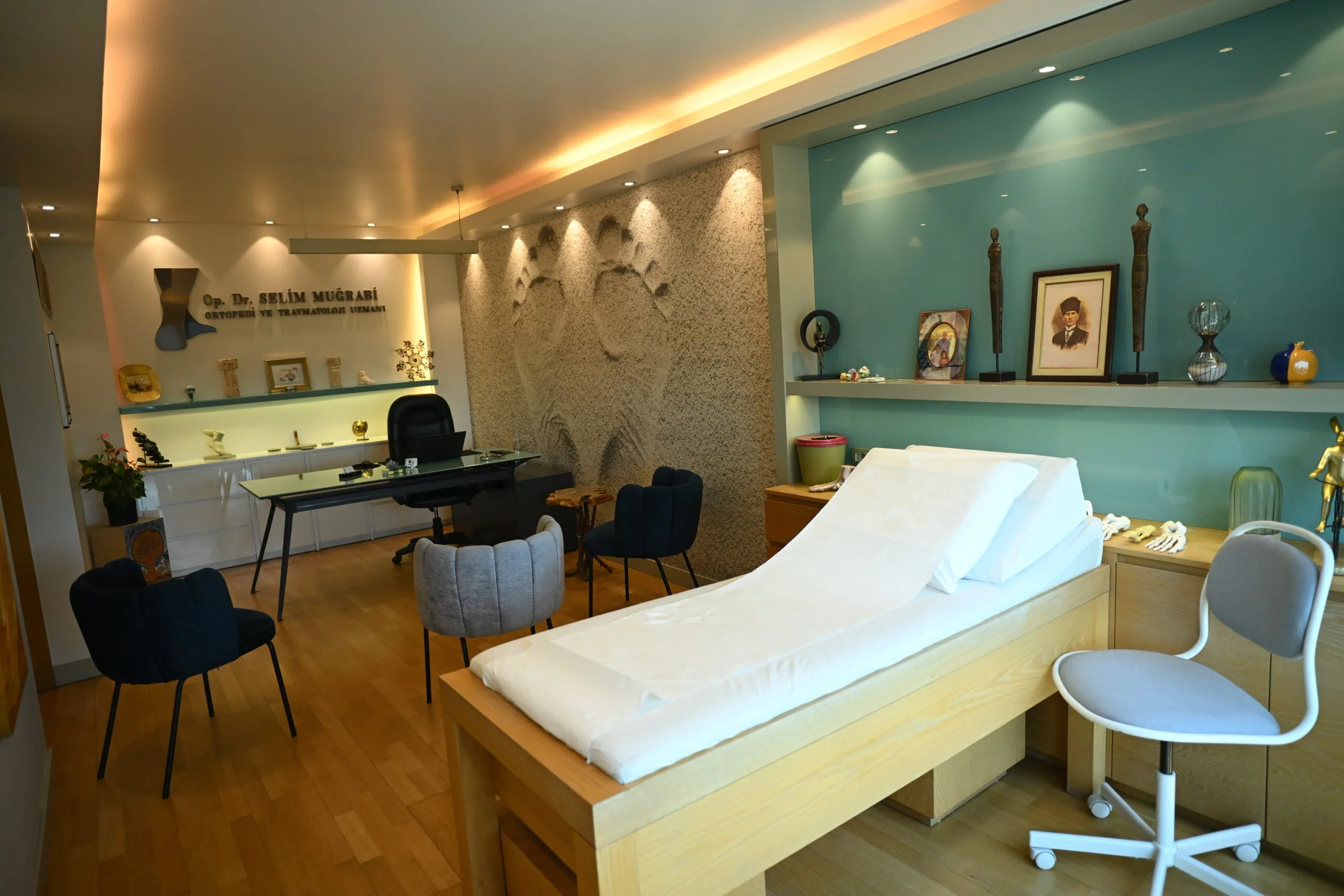 Selim Muğrabi kliniğinin muayene odası iç mekân görseli